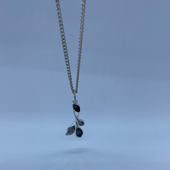 Silver Tone Chain with Leaf Penant - Picture 3 of 3